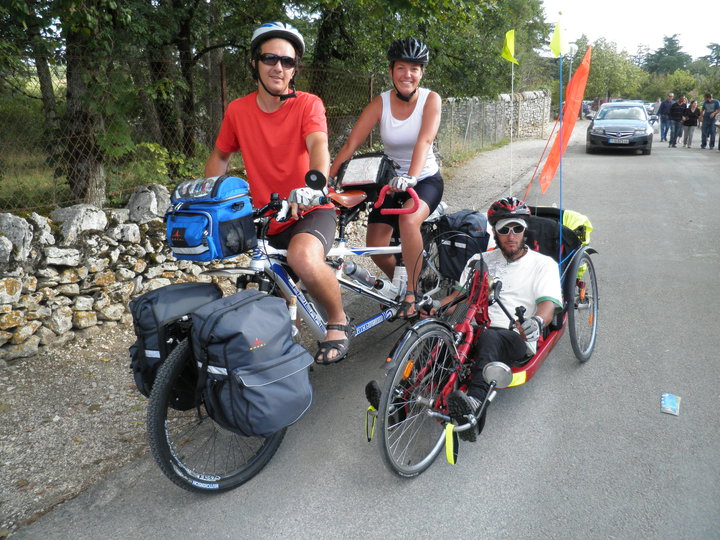 Les 3 Leclerc sur leur tandem et leur handbike pour un tour du monde